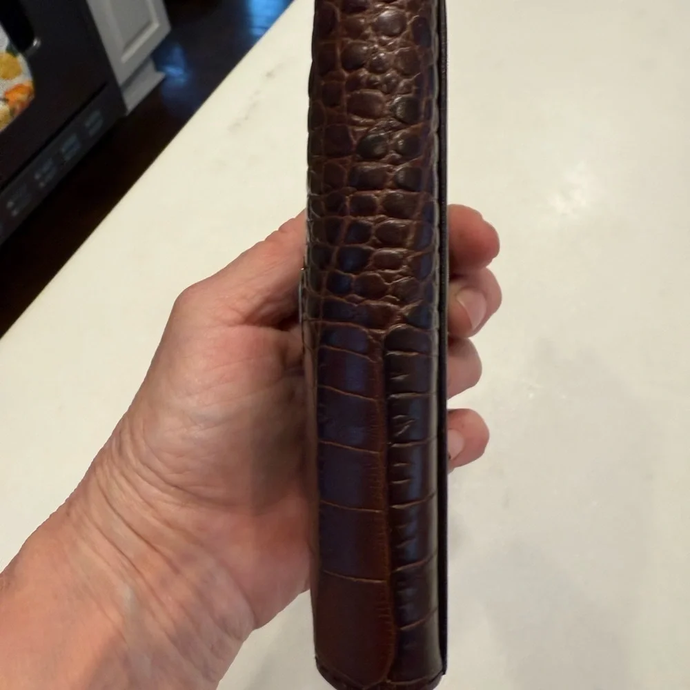 ROLFS Women’s Brown Leather Crocodile Embossed Wallet W/ Kiss Lock Coin Holder